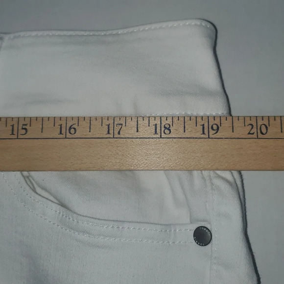 Torrid White Non-Distressed Jean Shorts Size 16 - Picture 14 of 16